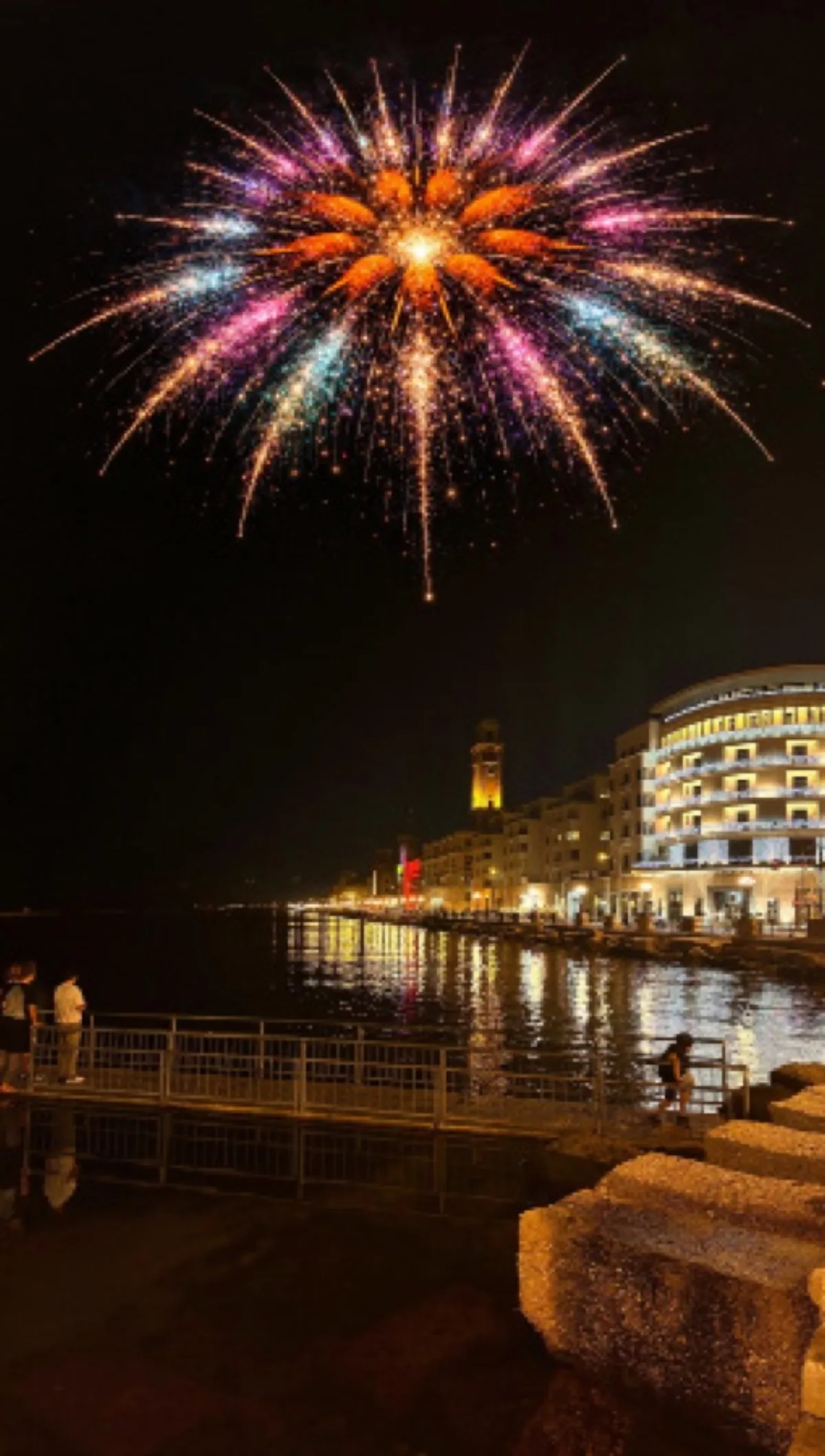Urban Prompt Project — fuochi d'artificio sul lungomare di Bari