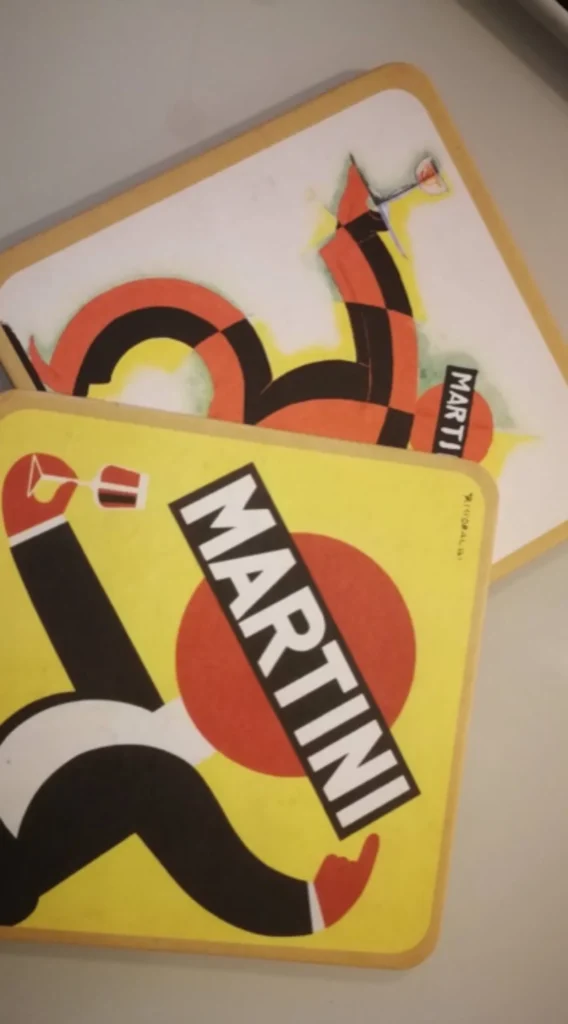 Dettaglio di sottobicchiere illustrato in stile Martini