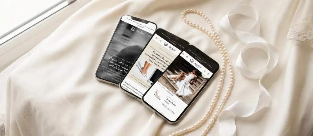 Il sito Atelier Due Emme su tre telefoni appoggiati sul raso avorio con un filo di perle: home, personalizzazione e scarpe da sposa