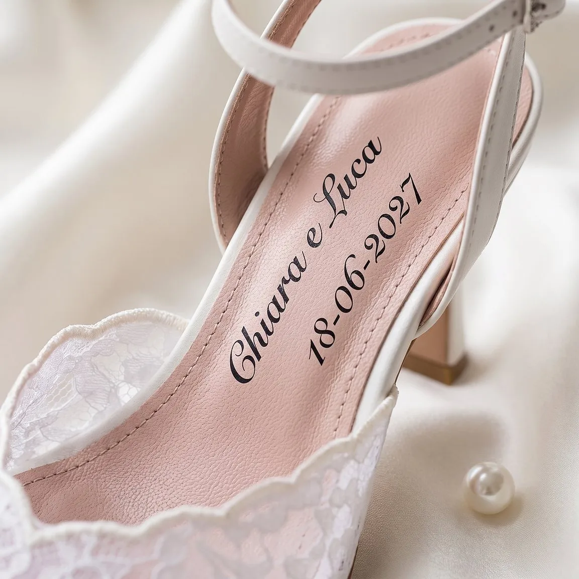 Simulazione con AI della stampa personalizzata: nomi e data delle nozze sul sottopiede di una scarpa da sposa in pizzo