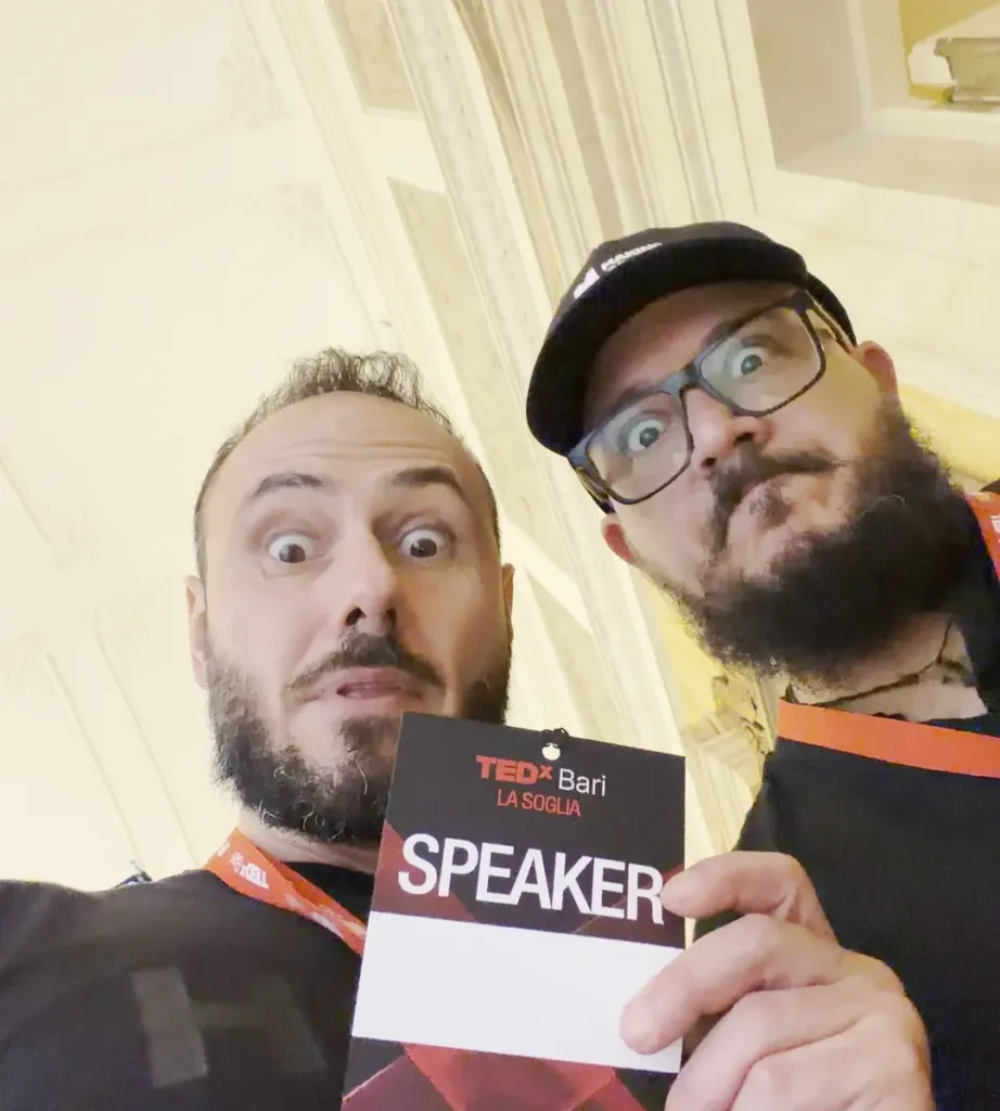 Luca Desiderato e Giancarlo Di Dio al Teatro Piccinni con il pass speaker di TEDxBari «La Soglia»