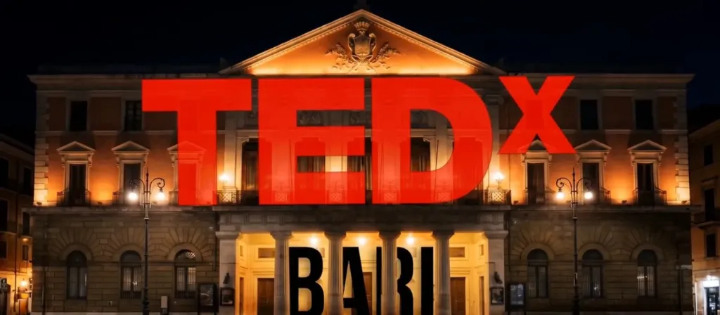 La scritta TEDX BARI proiettata sulla facciata del Teatro Piccinni, fotogramma finale del video Bari velata