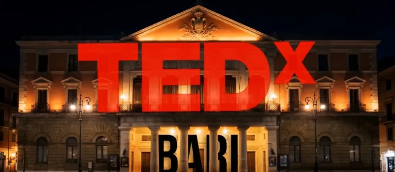 La scritta TEDX BARI proiettata sulla facciata del Teatro Piccinni, fotogramma finale del video Bari velata