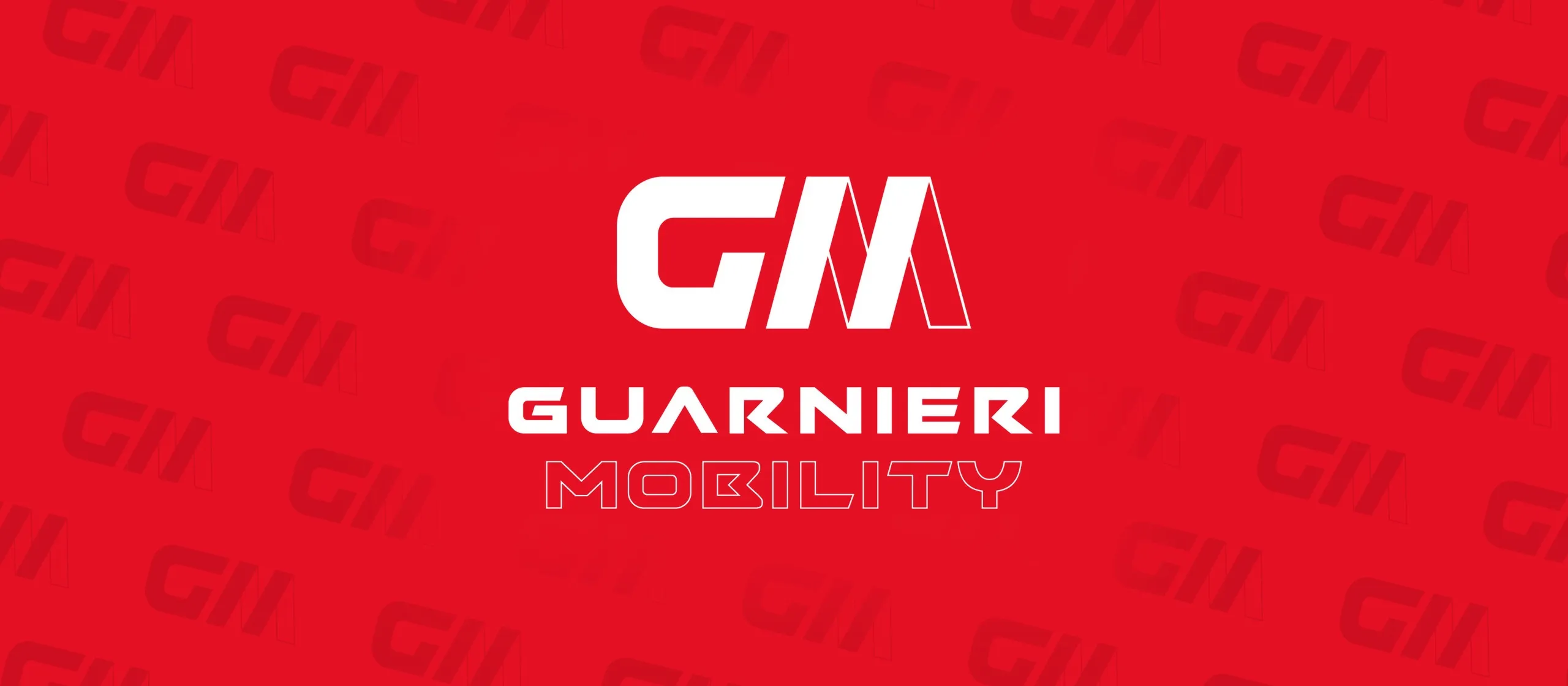 Logo Guarnieri Mobility bianco su fondo rosso, con il pattern dei monogrammi GM tono su tono