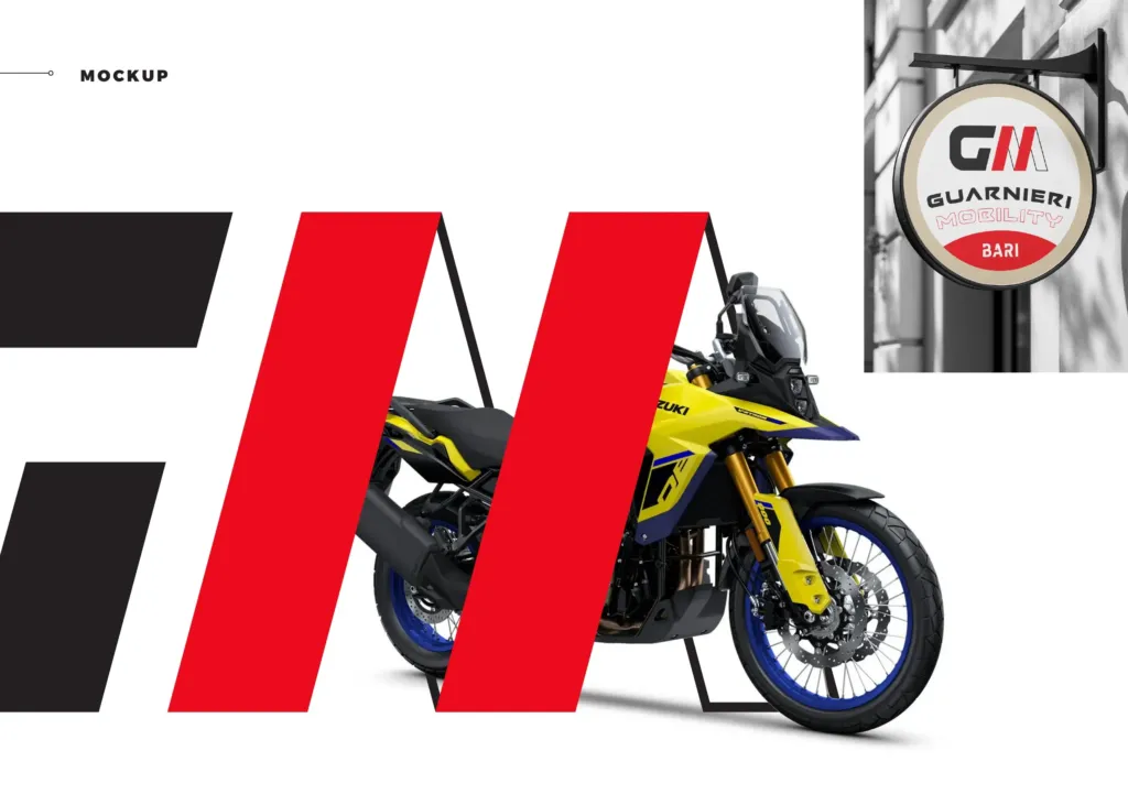 Mockup del manuale: le bande inclinate del monogramma con una Suzuki V-Strom e l'insegna tonda Guarnieri Mobility Bari