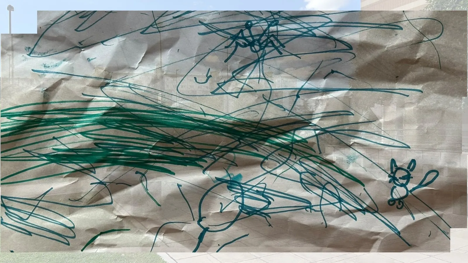 Lo scarabocchio a pennarello di un bambino sulla foto di uno spazio dell'Ospedale Giovanni XXIII di Bari, punto di partenza di Hospital Prompt
