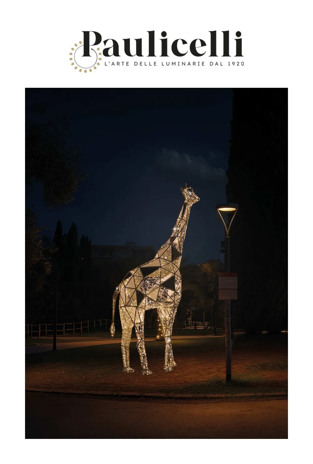 Il logo Paulicelli, l'arte delle luminarie dal 1920, sopra il rendering con l'AI di una giraffa di luminarie al Parco 2 Giugno