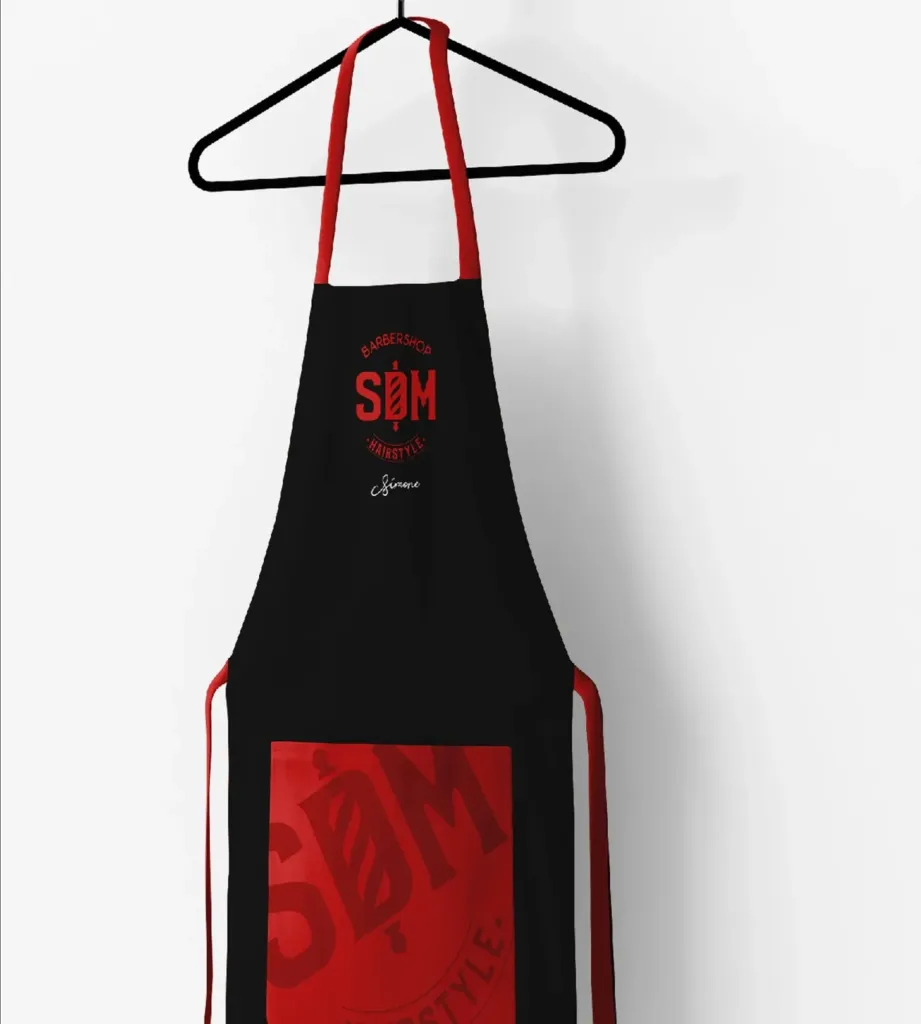 Grembiule nero e rosso di SDM Barber Shop personalizzato col nome del barbiere