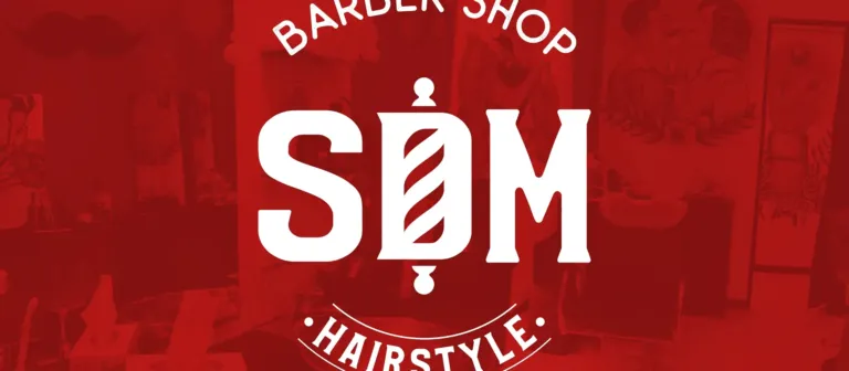 Il logo SDM Barber Shop in bianco sul rosso, con la D a forma di palo da barbiere