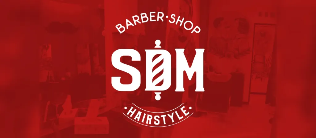 Il logo SDM Barber Shop in bianco sul rosso, con la D a forma di palo da barbiere