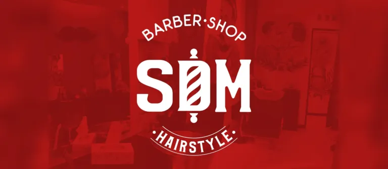 Il logo SDM Barber Shop in bianco sul rosso, con la D a forma di palo da barbiere