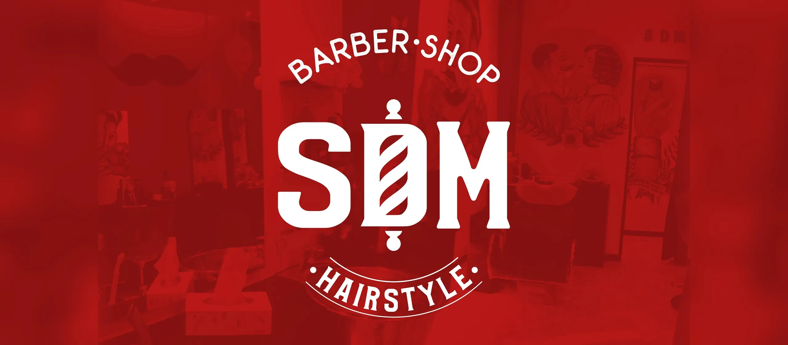 Il logo SDM Barber Shop in bianco sul rosso, con la D a forma di palo da barbiere