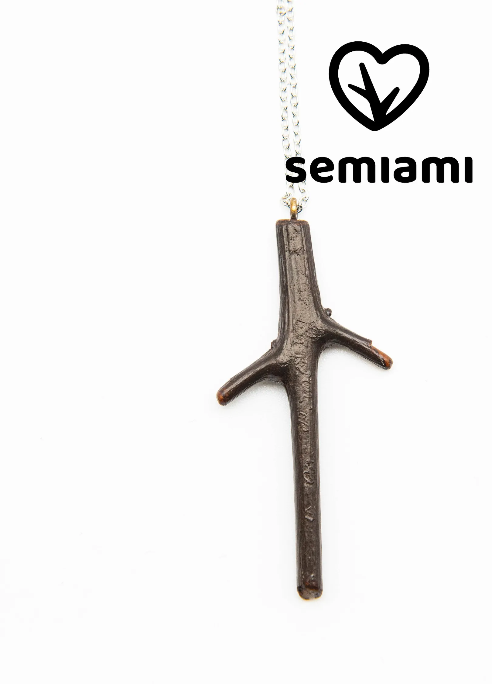 Logo Semiami, un cuore con il germoglio, accanto a una collana con rametto su fondo bianco
