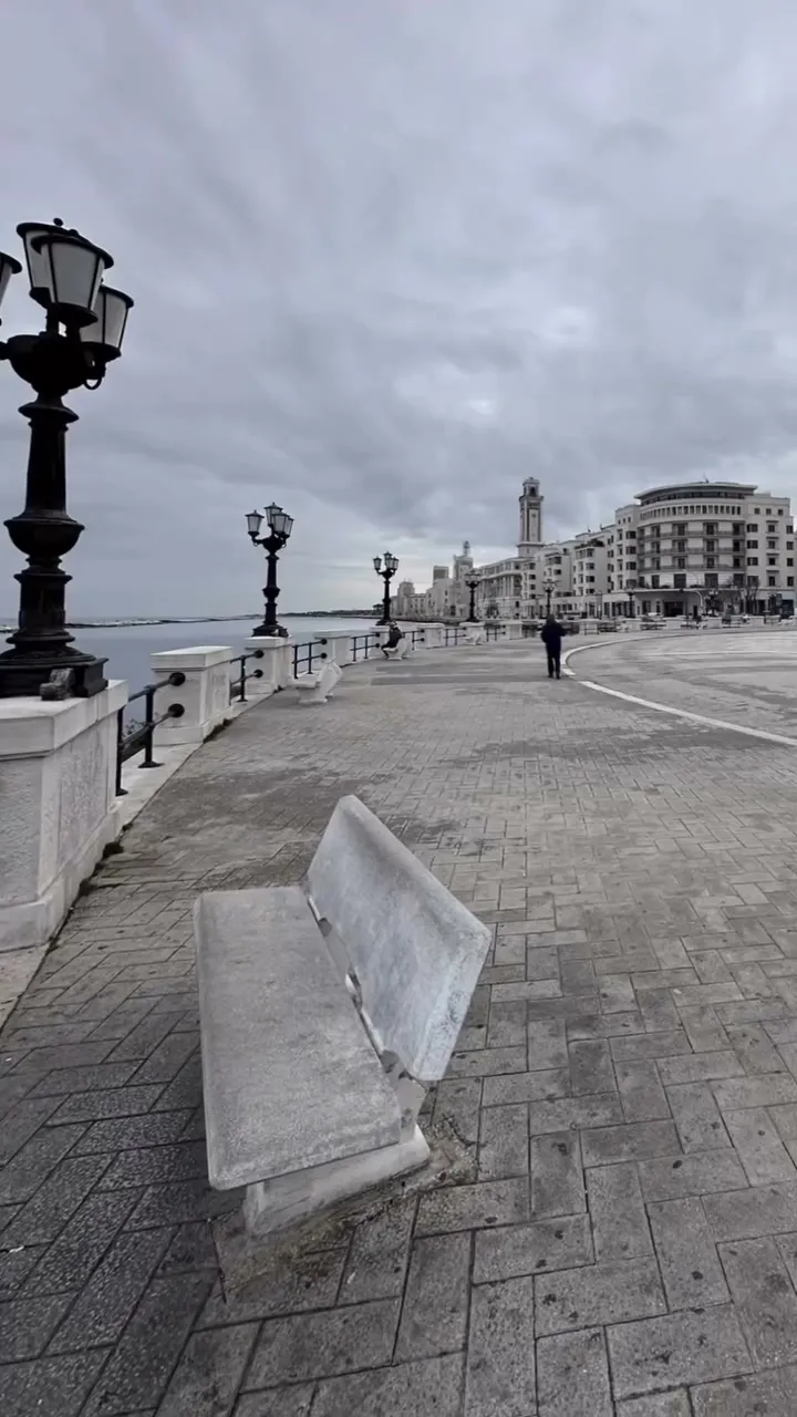 Il lungomare di Bari con la panchina e i lampioni, punto di partenza del laboratorio Urban Prompt trasformato con l’AI